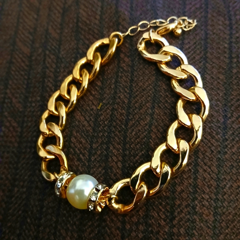 Elegant Goldtone Chain Bracelet with Faux Pearl Accent